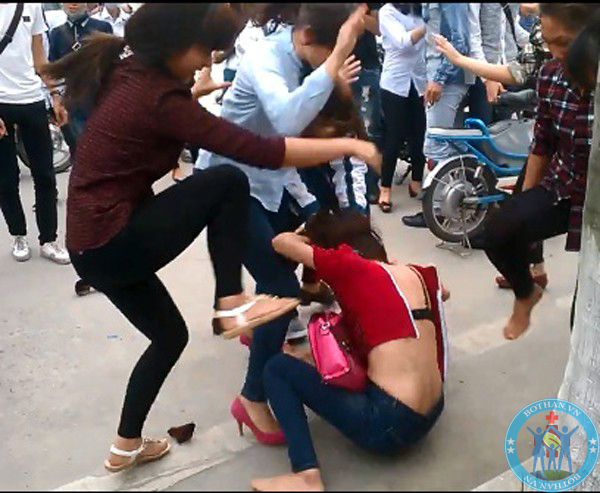Clip nữ sinh đánh nhau 3 Clip nữ sinh đánh nhau 3